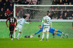 　ＰＫを決めたセルティックの旗手怜央（左から２人目）＝６日（ロイター＝共同）