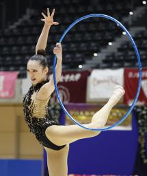 　女子個人総合　喜田未来乃のフープ＝高崎アリーナ