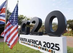 　７月、Ｇ２０財務相・中央銀行総裁会議の会場に立てられた米国旗＝南アフリカ東部ダーバン郊外（共同）