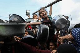 　７日、パレスチナ自治区ガザ南部ハンユニスで、食料配給を受けるために集まる人々（ゲッティ＝共同）