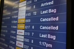 　キャンセル便の表示が並ぶ掲示板＝７日、米サンフランシスコ国際空港（ゲッティ＝共同）