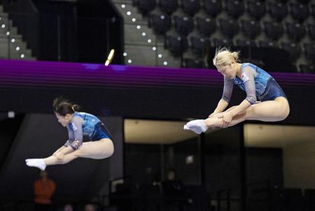 　シンクロナイズド女子準決勝で演技する森ひかる（右）、田中沙季組＝パンプロナ（共同）