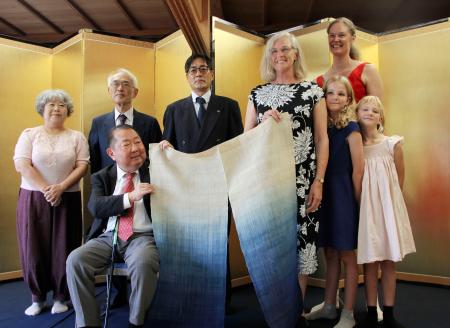 　交流イベントで記念写真に納まるエミリー・オハラさん（右端奥）や速水裕幸さん（左下）ら＝１０月、徳島市