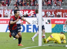 　鹿島―横浜ＦＣ　後半、チーム２点目のゴールを決め、駆け出す鹿島・知念（左）＝メルスタ