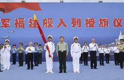 　中国軍の新型空母「福建」が就役し、式典に臨む習近平国家主席（手前中央）＝５日、中国海南省三亜市（新華社＝共同）