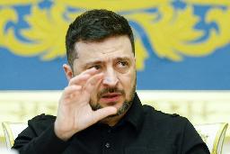 　７日、ウクライナ・キーウで報道陣の質問に答えるゼレンスキー大統領（ロイター＝共同）