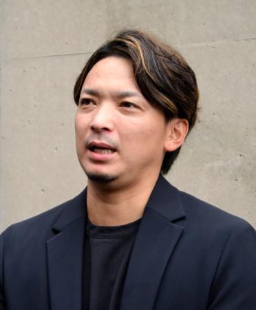 　取材に応じるソフトバンクの東浜巨投手＝９日、みずほペイペイドーム