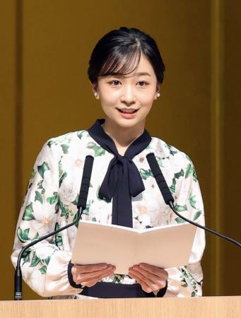 　「全国手をつなぐ育成会連合会」の全国大会であいさつされる佳子さま＝９日午前、東京都大田区（代表撮影）