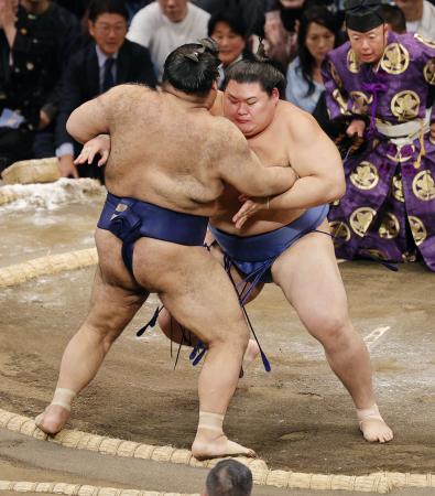 　大の里（奥）が寄り切りで高安を下す＝福岡国際センター