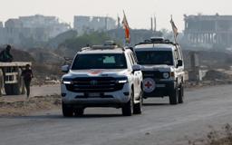 　遺体を運ぶ赤十字の車＝９日、ガザ地区デールバラハ（ロイター＝共同）