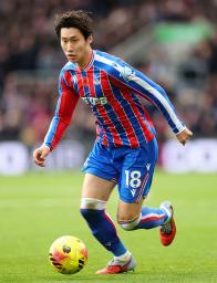 　ブライトン戦でプレーするクリスタルパレスの鎌田＝ロンドン（ゲッティ＝共同）