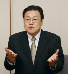 　１０月２日、茨城県神栖市長選の告示に先立ち記者会見する石田進氏＝神栖市