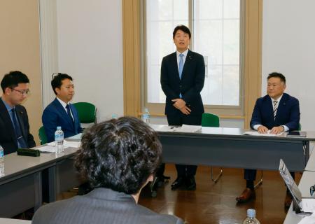 　大都市制度の在り方を議論する勉強会の初会合で、あいさつする国民民主党の足立康史参院議員（右から２人目）＝１０日午後、大阪市北区