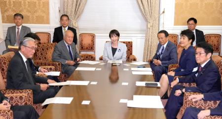 　自民党役員会に臨む高市首相（中央）ら＝１０日午後、国会
