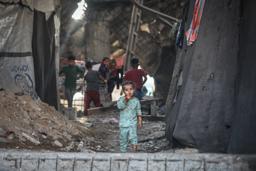 　イスラエル軍の攻撃で損壊した建物で暮らすガザ北部ガザ市の子ども＝１０日（ゲッティ＝共同）