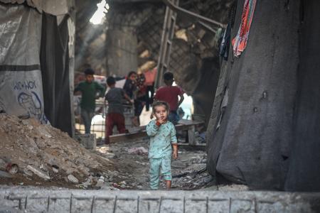 　イスラエル軍の攻撃で損壊した建物で暮らすガザ北部ガザ市の子ども＝１０日（ゲッティ＝共同）