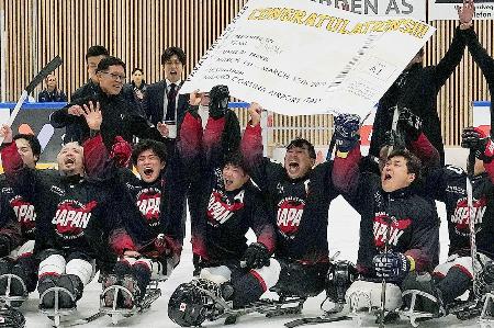 　２大会ぶりの冬季パラ出場を決めて喜ぶ、パラアイスホッケーの日本チーム＝イエスヘイム（ＭＡ　ＳＰＯＲＴＳ提供）