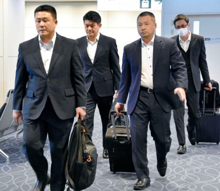 　フィリピンに出発する警視庁の捜査員＝１１日午前、羽田空港