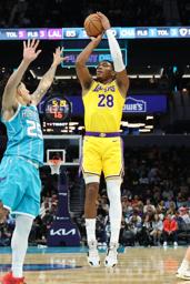 　ホーネッツ戦でシュートを放つレーカーズの八村＝シャーロット（ＮＢＡＥ・ゲッティ＝共同）