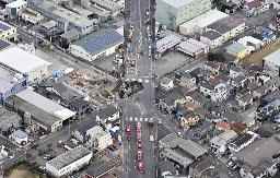 　埼玉県八潮市の県道が陥没しトラックが転落した事故現場＝２月