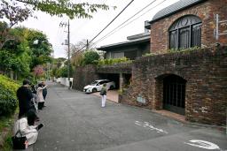 　仲代達矢さんの訃報を受け、報道関係者らが集まった「無名塾」前＝１１日午後、東京都世田谷区