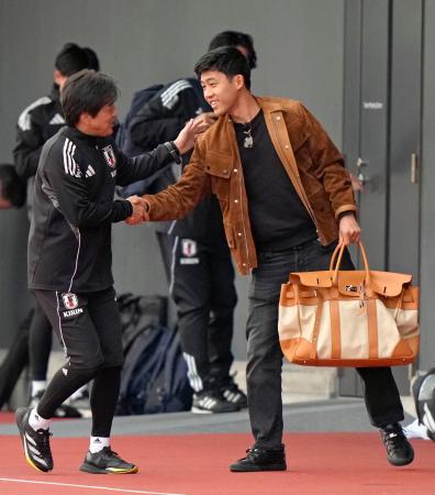 　ガーナ戦に向けた合宿に合流した遠藤（右）＝千葉市内