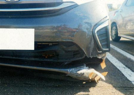 　秋田市内の国道でクマと衝突し、破損した車（秋田県警提供、画像の一部が加工されています）