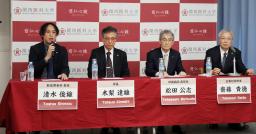 　記者会見をする関西医大病院新薬開発科の清水俊雄教授（左端）＝１１日、大阪府枚方市