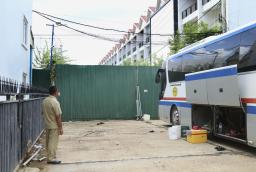 　詐欺組織の拠点が入っていたとされる敷地の入り口＝５月、カンボジア・ポイペト（共同）