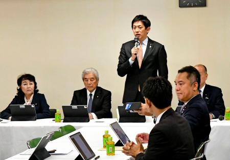 　自民党の外交部会と外交調査会の合同会議であいさつする小林政調会長＝１１日午後、東京・永田町の党本部