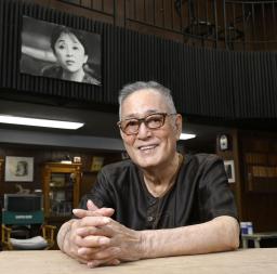 　笑顔の仲代達矢さん。後ろの写真は亡き妻、宮崎恭子さん＝２０２２年８月、東京都世田谷区