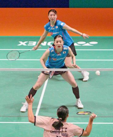 　女子ダブルス１回戦　台湾ペアと対戦する志田千陽（手前）、五十嵐有紗組＝熊本県立総合体育館