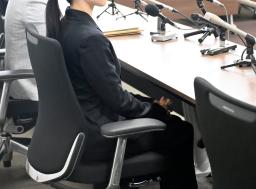 　記者会見する原告の女性＝１１日午後、広島市中区