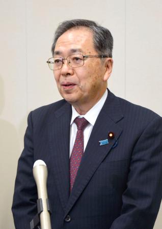 　記者団の取材に応じる公明党の斉藤代表＝１１日午後、国会