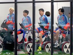 　ガーナ戦に向け、調整する（右から）上田、遠藤ら＝千葉市内