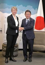 　会談冒頭、英国のクーパー外相（左）と握手する茂木外相＝１１日、カナダ・ナイアガラオンザレーク（共同）