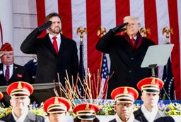 　１１日、米アーリントン国立墓地で、敬礼するトランプ大統領（右）とバンス副大統領＝ワシントン近郊（ロイター＝共同）