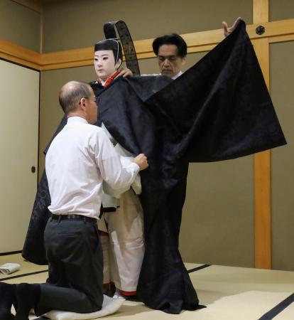 　人形に「衣紋」の技術で装束を着付ける宮内庁京都事務所の職員＝１０月、京都市上京区