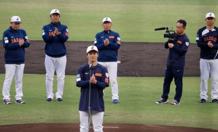 　韓国との強化試合に向けた合宿を打ち上げ、手締めをする野球日本代表の井端監督（奥中央）ら＝サンマリン宮崎