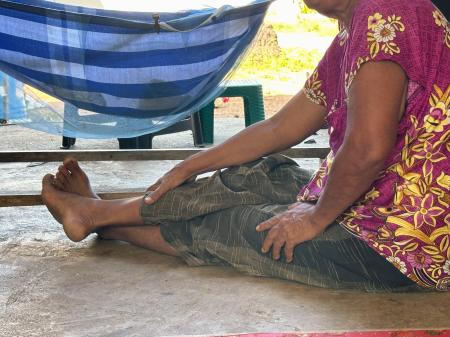 　タイ北部ペチャブン県の自宅で取材に応じる祖母＝１２日（共同）