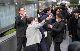 　司法試験の合格発表で、記念撮影する人たち＝１２日午後、東京・霞が関