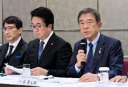 　記者会見で介護現場で働く職員の処遇改善を訴える、全国老人保健施設協会の東憲太郎会長（右）＝１２日午後、東京都千代田区