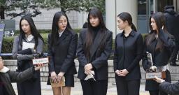 　人気女性アイドルグループ、ＮｅｗＪｅａｎｓ（ニュージーンズ）のメンバー＝３月、韓国のソウル中央地裁前（聯合＝共同）