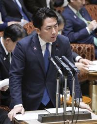 　参院予算委で答弁する小泉防衛相＝１２日午後