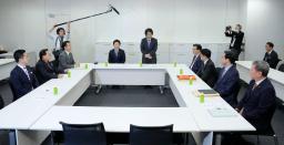 　自民党と日本維新の会が開いた社会保障改革を議論する実務者協議の初会合＝１２日午後、国会