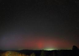 　北海道陸別町で観測されたオーロラ＝１２日午後６時５２分（りくべつ宇宙地球科学館提供）