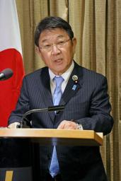 　記者団の取材に応じる茂木外相＝１２日、カナダ・ナイアガラオンザレーク（共同）