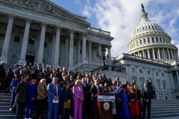 　米下院での採決を控え議会前で演説する野党民主党議員ら＝１２日、ワシントン（ロイター＝共同）