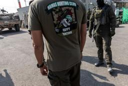 　イスラエル軍支配地域と隔てるパレスチナ自治区ガザの境界線「イエローライン」近くで、「ハマス・ハンティング・クラブ」と書かれたＴシャツを着るイスラエル兵＝５日、ガザ市（ロイター＝共同）