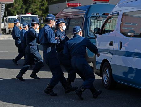　警察官によるライフル銃でのクマの駆除が可能になり、岩手県警の出動式を終え出発する隊員ら＝１３日午前、岩手県滝沢市